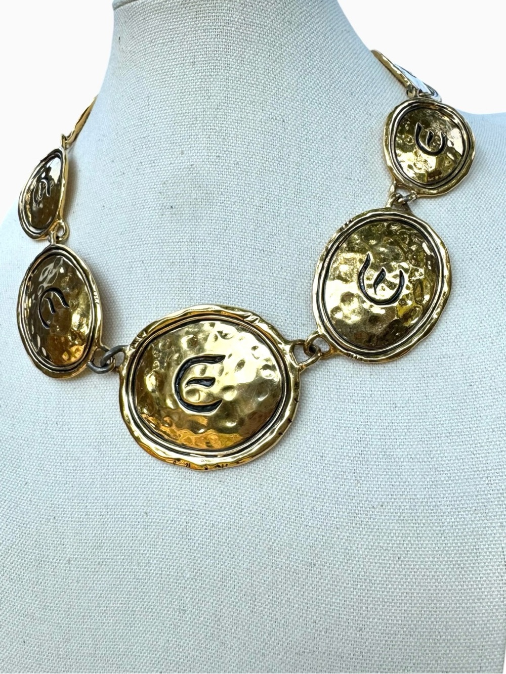 ELIZABETH TAYLOR Vintage Bold “Gold Coast” Collection Hammered Disc Necklace - Picture 5 of 9